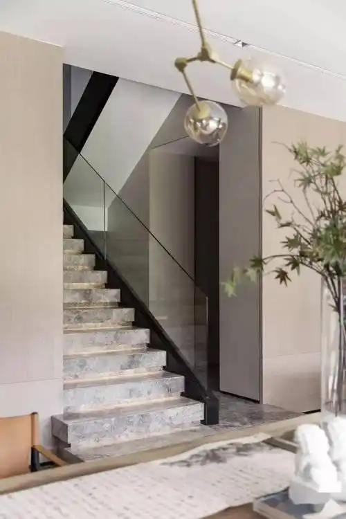 现代轻奢家装少不了的灰色大理石楼梯