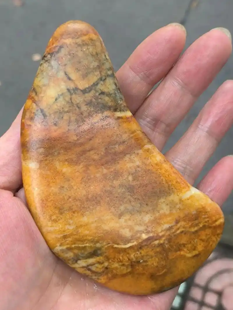 籽料原石 石包玉,独籽无修型,特色皮,外形像蒙古人装酒的酒 - 抖音