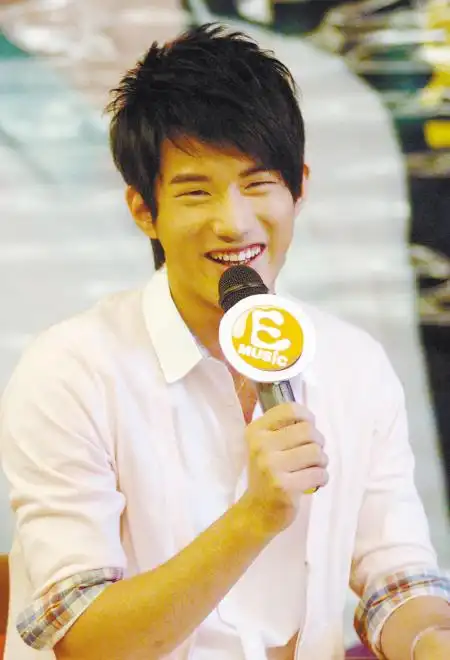 本报讯 在第一届"加油,好男儿"中晋升三甲的浙江好男儿吴建飞昨天来