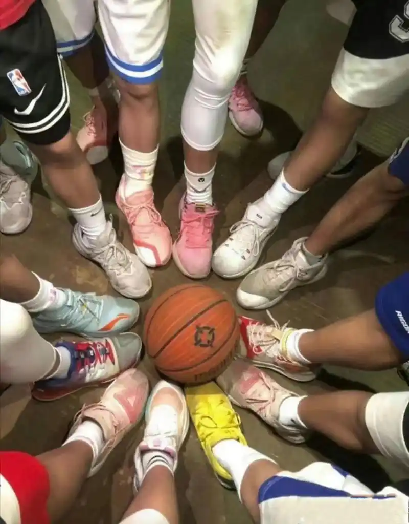 打完篮球90的一群兄弟,让大家猜一猜谁的脚最臭?[没眼看]