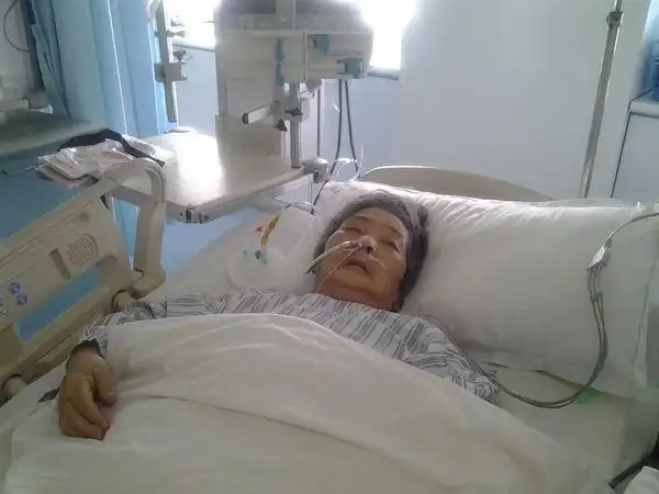 我妈重病住院,老公不去给了袋苹果让我去,到病房打开一看妈哭了