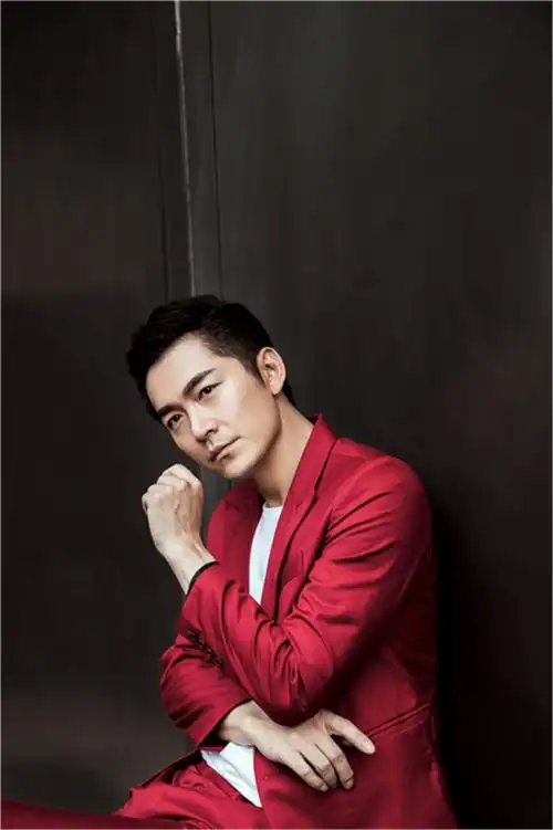 朱泳腾"红"装亦时尚