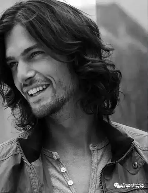 男生卷毛留长发发型推荐