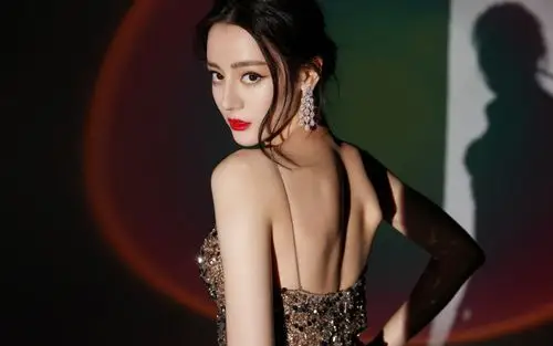 迪丽热巴开叉裙性感写真桌面壁纸