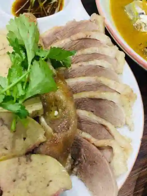 每食不腻漳浦填鸭(中骏蓝湾店)-"开在中骏楼下,周围也是很多小吃店,这