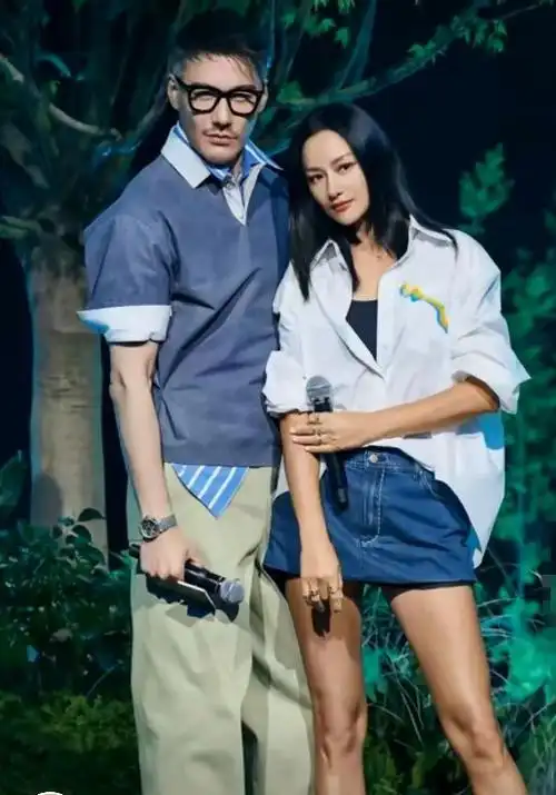 梦中情腿瞿颖和胡兵合体走秀网友这哪像52岁是25岁吧