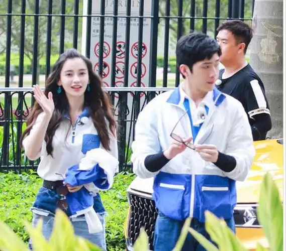 井柏然参加跑男,背baby的时候,看手放的位置,人品一目了然