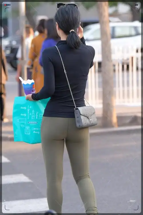 紧身衣搭配紧身裤,自信又高级,穿出新风格