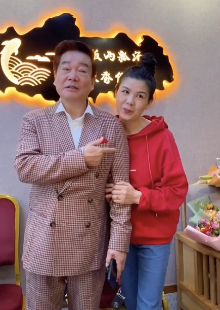 相声演员奇志现身饭局被美女紧搂靠肩不避嫌侯耀华抽烟围观