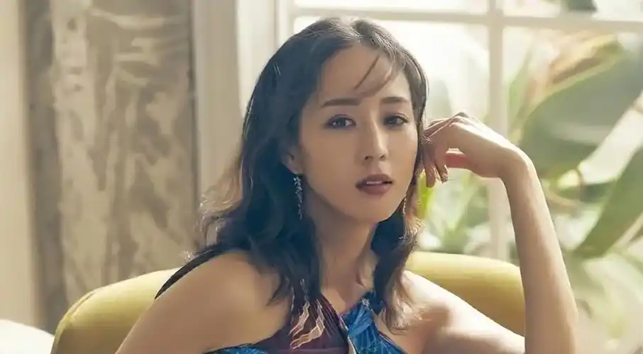 出道,因主演《白色巨塔》被观众熟知,随后又参演过剧版《痞子英雄》