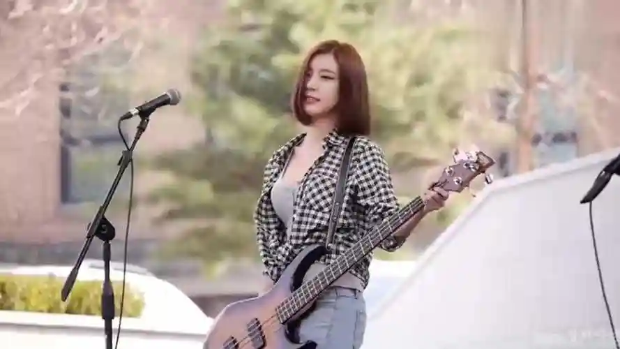 火爆女神智仁最近很火夜空中最亮的星贝斯