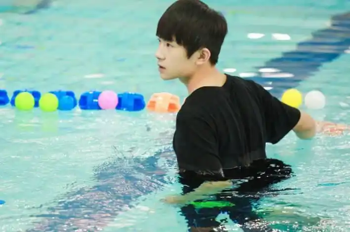 易烊千玺游泳,想看光着膀子的照片吗?想看腹肌吗?