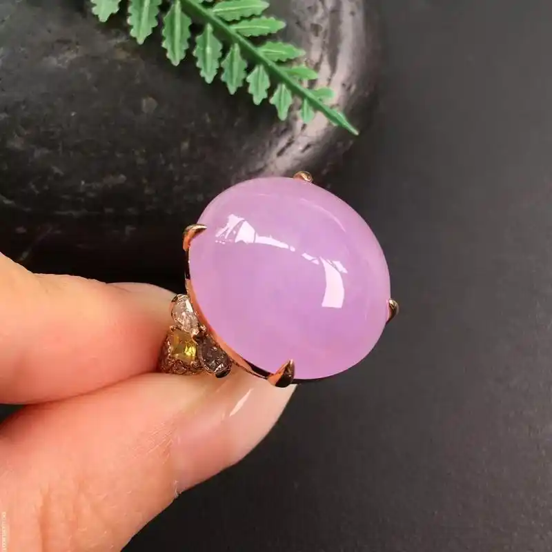 利用金属边将翡翠圈住,主要针对饱满的圆形或椭圆形,拱面的翡翠戒面