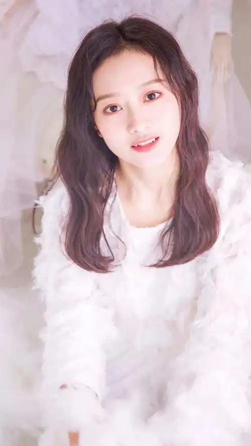 长发气质美女落落大方干净纯美