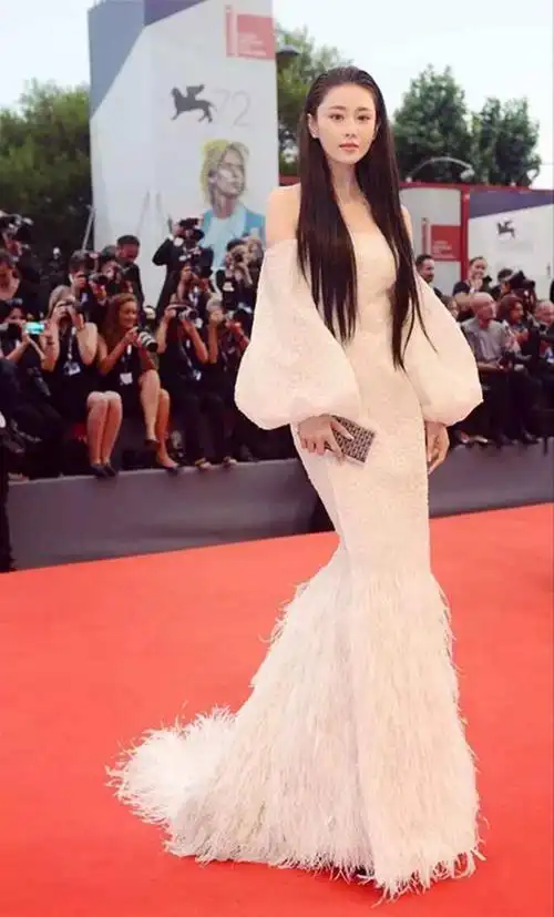 景甜.她的身高有176,长相甜美,与她的名字正好相符.