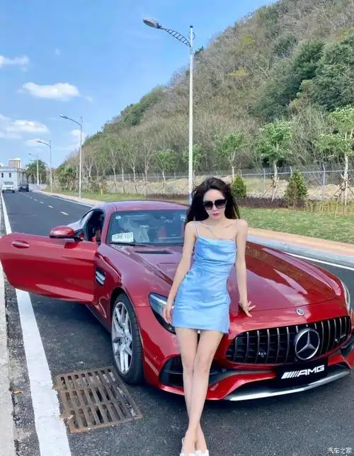 美丽的女孩风采靓丽开着帅气奔驰