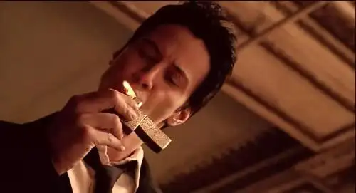《康斯坦丁》里基努李维斯点烟用打火机的姿势太帅了