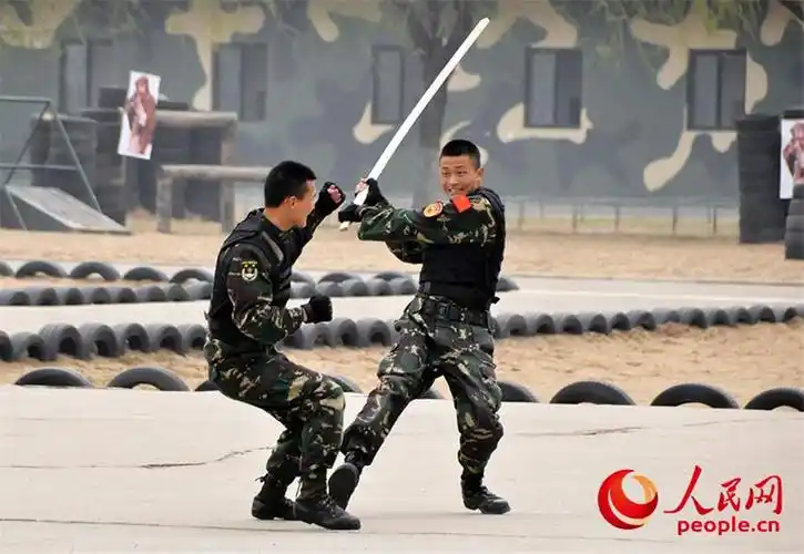 高清:实拍中部战区陆军特种作战旅科目演练