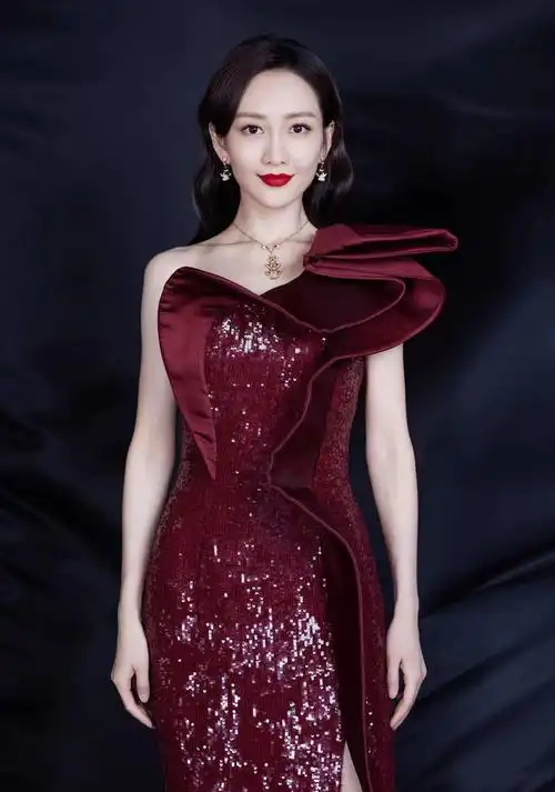 38岁王鸥获小鲜肉探班两人被拍现身同一酒店还挽手前行