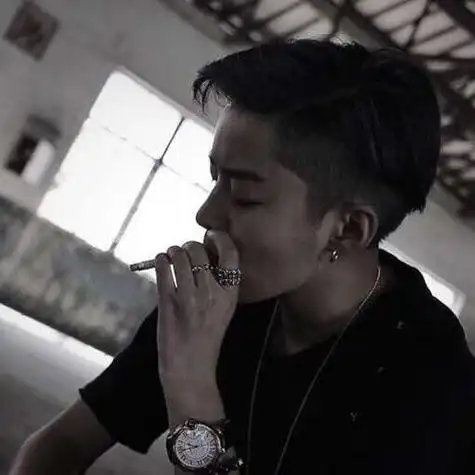 成熟气质帅哥抽烟图片头像1