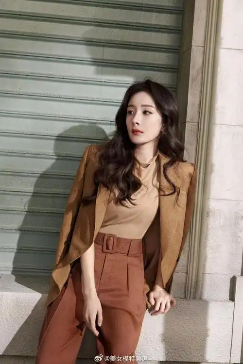 杨幂穿棕色西装搭配波浪长发温柔干练