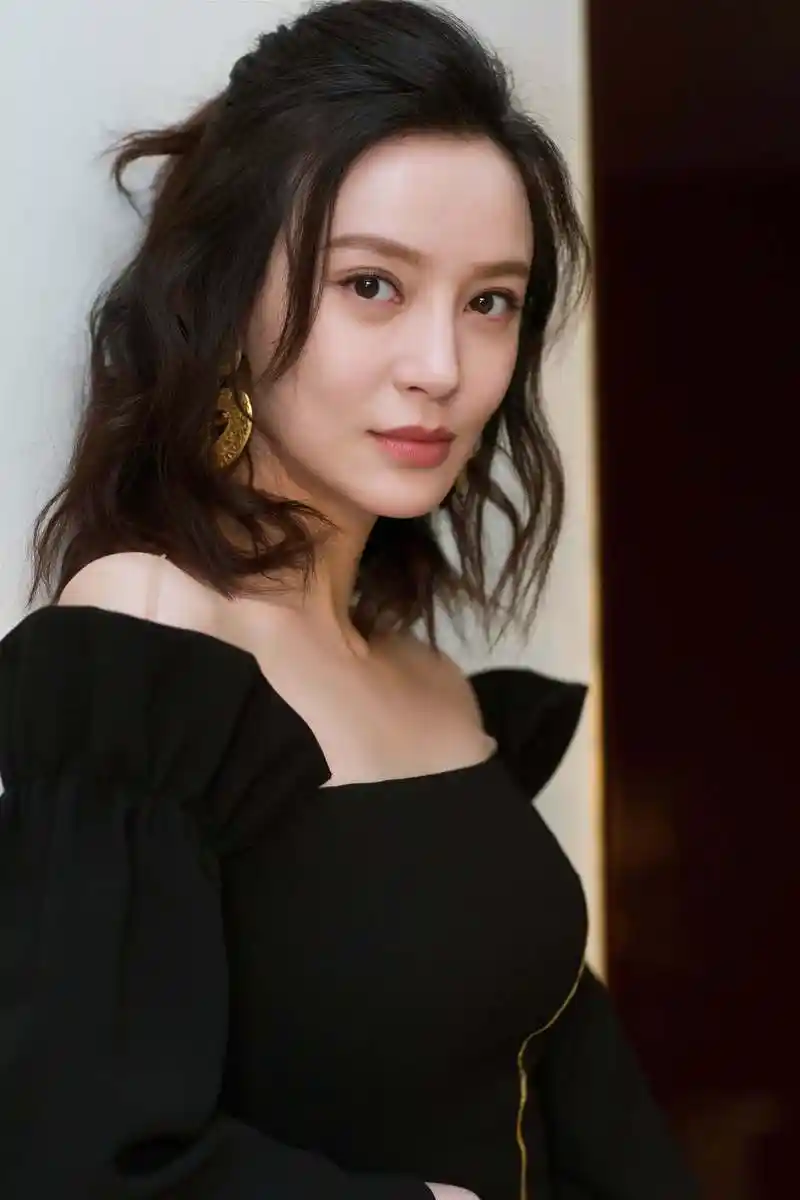 施诗出席活动 优雅得体尽显曼妙身姿