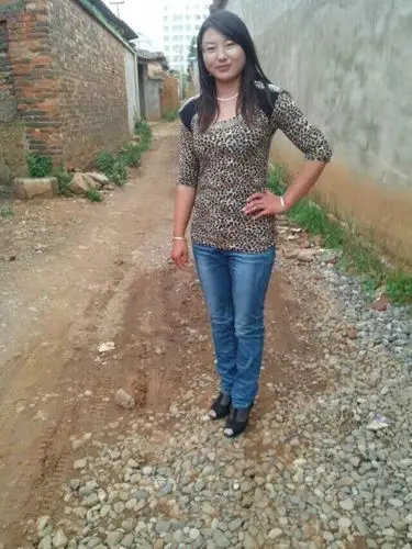 本人叫周玉洁八六年的丧偶带着儿子征婚,能接受的就加我qq3282378329