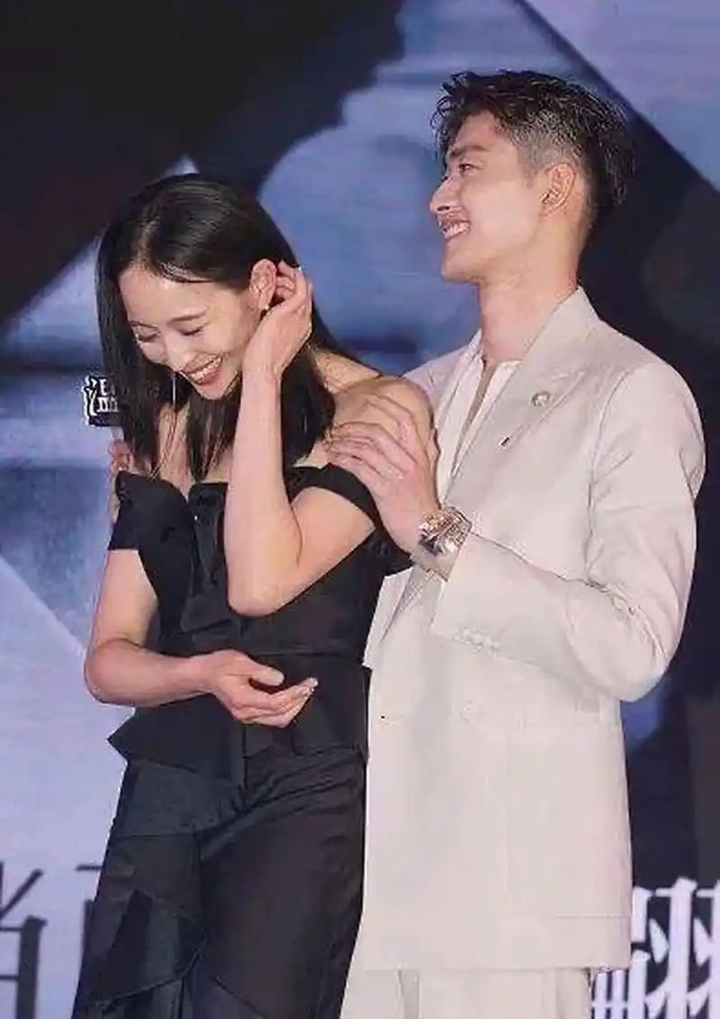 张翰和张钧甯同框!看到张翰动手抱住了张钧甯,亲密的互动!她很害羞!