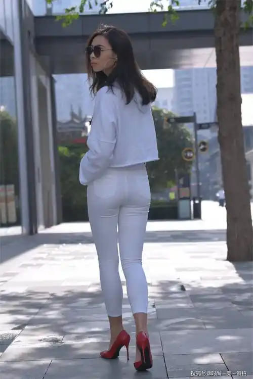 美女白色露脐卫衣搭配白色紧身裤让整个人看起来纯粹又通透