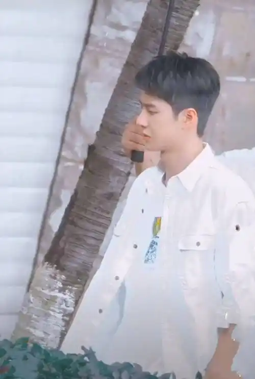 王一博开始录制《天天向上》,穿白色外套太阳光,眉头紧皱心情不佳