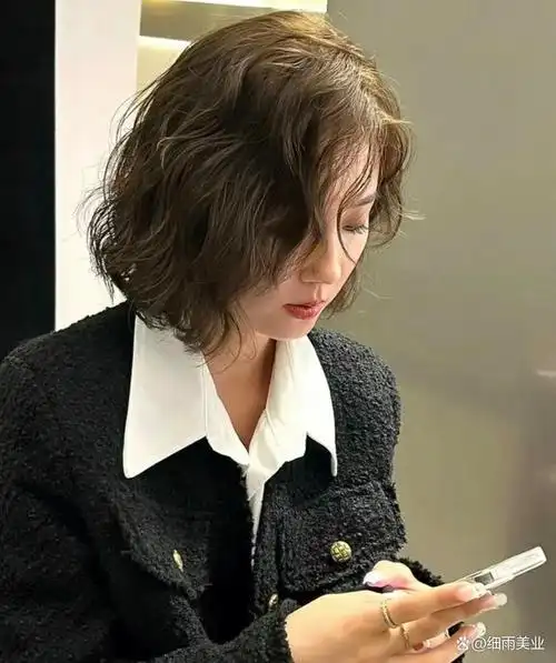 简单耐看的全头烫短发