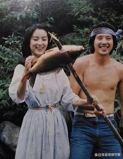 秦汉78岁了,状态不好,单身未婚,他的书架上,还有林青霞的旧照