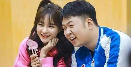 沈梦辰甜蜜晒照表白杜海涛,两图对比大有玄机,口罩上的字有心了_照片