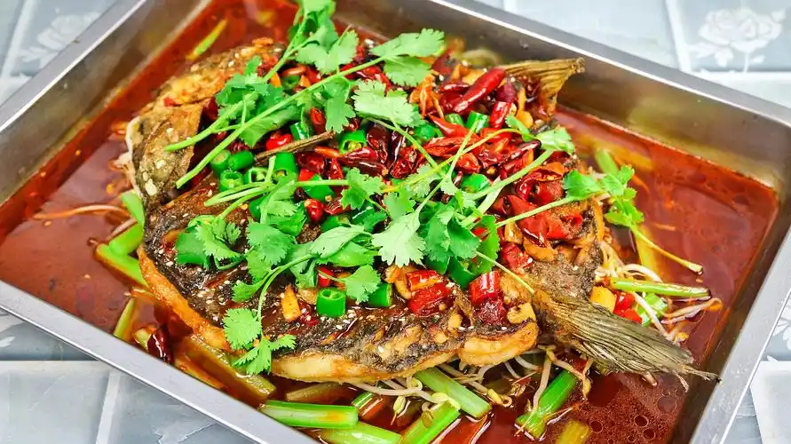 大厨教你做农家烤鱼,色香味俱全,香辣开胃,比外面卖的还好吃!