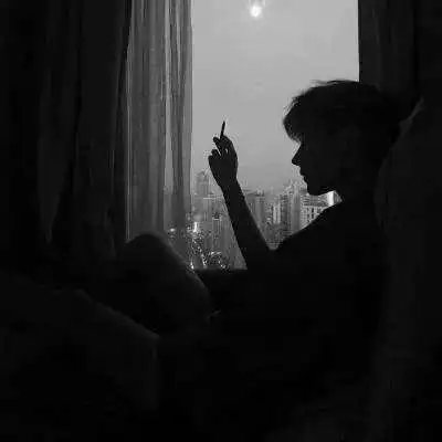 男生黑白灰色头像