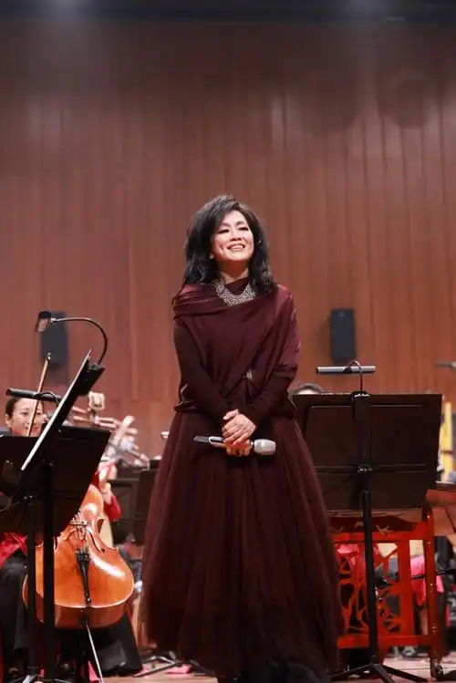 吴青峰,周深,毛不易都翻唱过齐豫的歌,青峰更是在《歌手》上表白齐豫n