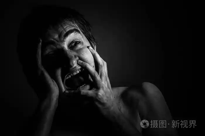 关闭孤立绝望的恐惧的人的肖像单色图片