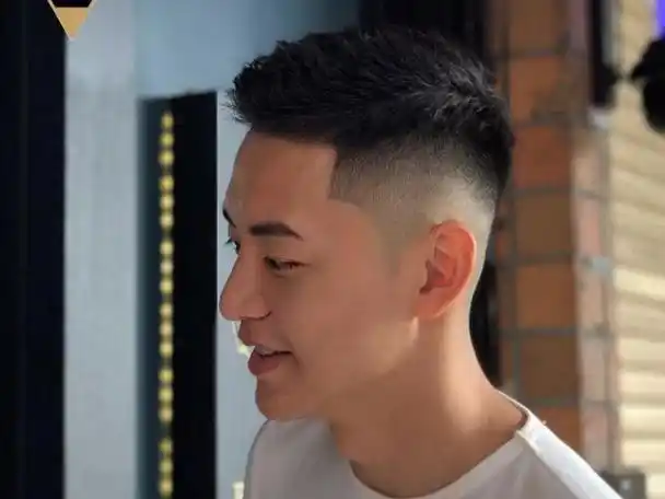 适合方脸男生的流行发型有什么?