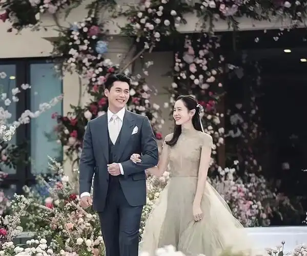 脱口秀 | 玄彬孙艺珍最新官方婚礼照来了!画面实在太养眼