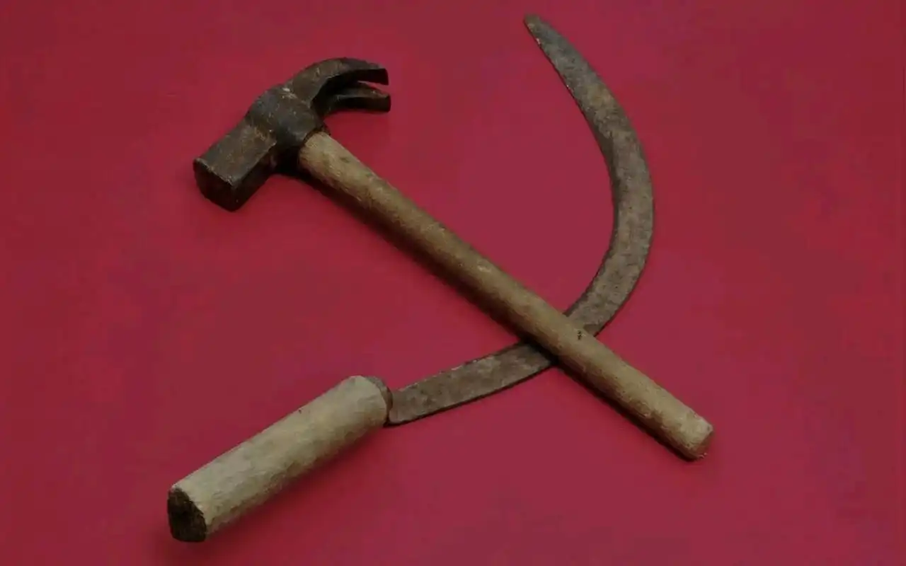 锤子代表工  镰刀代表农  工与农的结合.红色的火焰,将燃遍 - 抖音