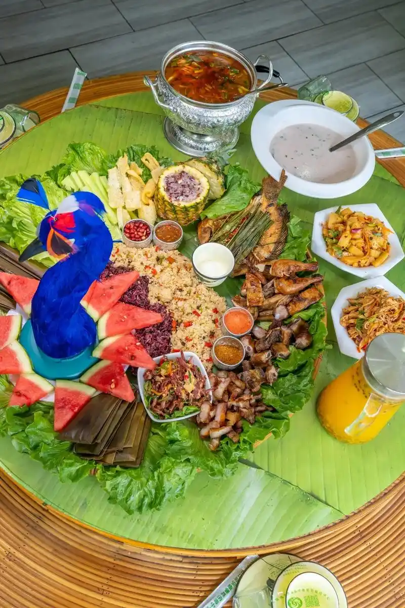 探寻版纳的孔雀宴手抓饭,一场味蕾的盛宴!亲们,今天我要向大家 - 抖音