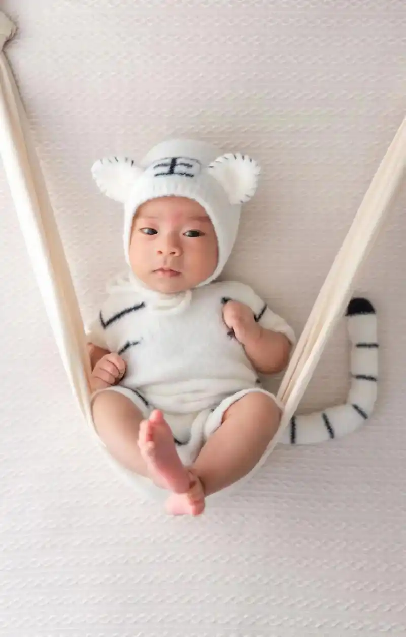 宝宝的满月照片出露了. - 抖音
