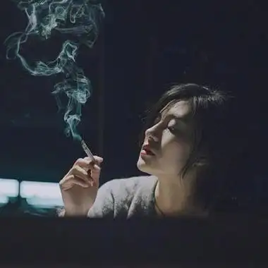 超酷的女生头像吸烟