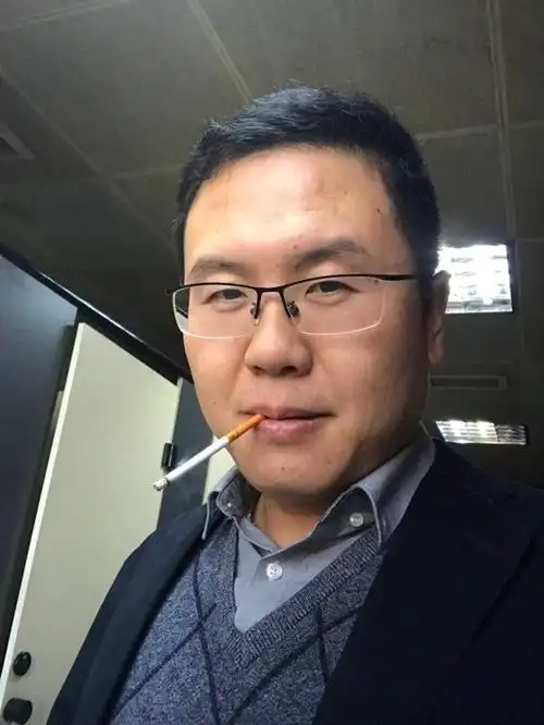 照片的男的什么性格?