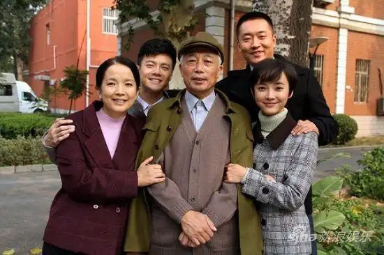 他的儿女们》日前开机,该剧由石钟山担任总编剧,制片人,孙海英