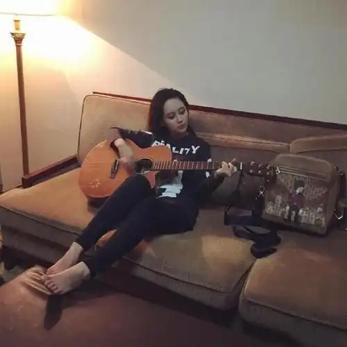 杨紫深夜赤足弹吉他,恋上你的的小脚丫