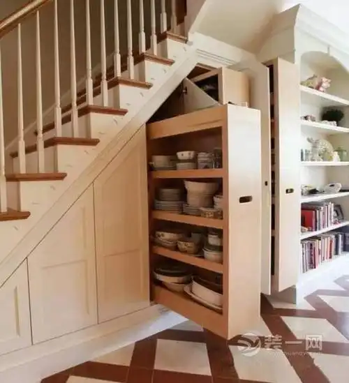 楼梯下面空间装修效果图