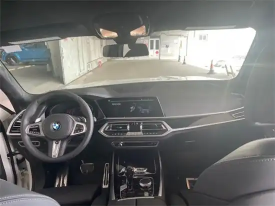 内饰方面:2021款宝马x7新车整体设计风格与概念版车型基本保持一致.