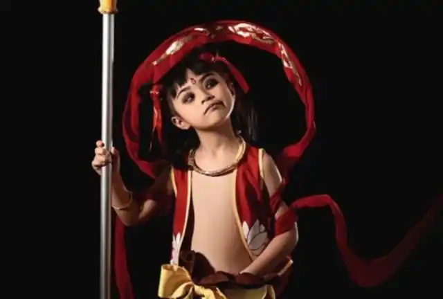 女童cosplay哪吒,惟妙惟肖似是从动画片里走出,网友:哪吒转世