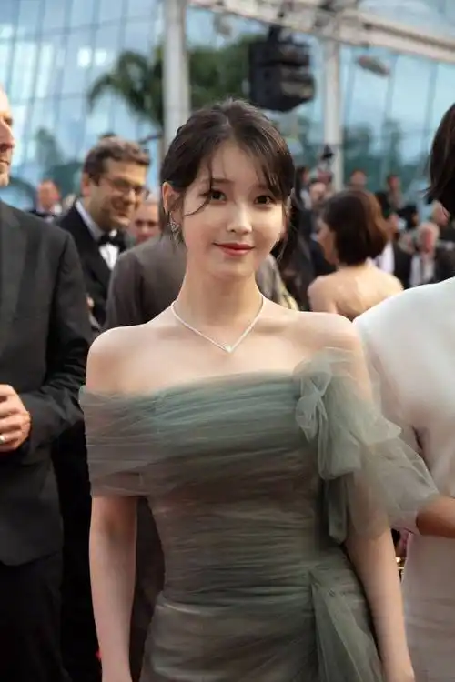 iu李知恩携新片亮相戛纳红毯烟灰轻纱裙温柔清新